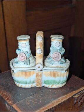 Salt & Pepper Shaker Basket Pink & Gold FLowers / Vintage Japan 1950’s Ceramic